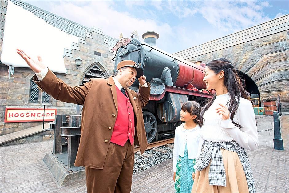 The Hogwarts Express has arrived at Hogsmeade’s Platform Nine And Three-Quarters. — Photos from Universal Studios Japan.