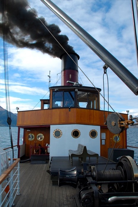 在外头的甲板上，可以看到船长在驾驶蒸汽船。