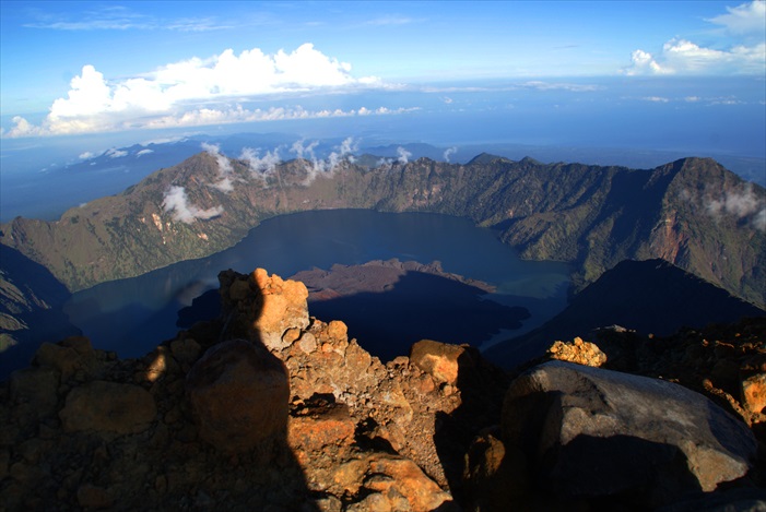 站在顶峰可观看巴厘岛，火山湖和小火山