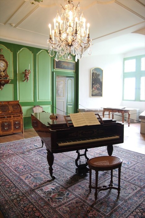 近代城堡主人留下的钢琴。