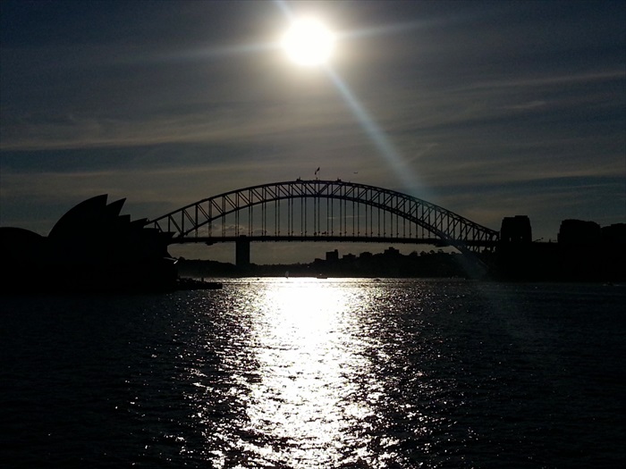 逆光的悉尼大桥。