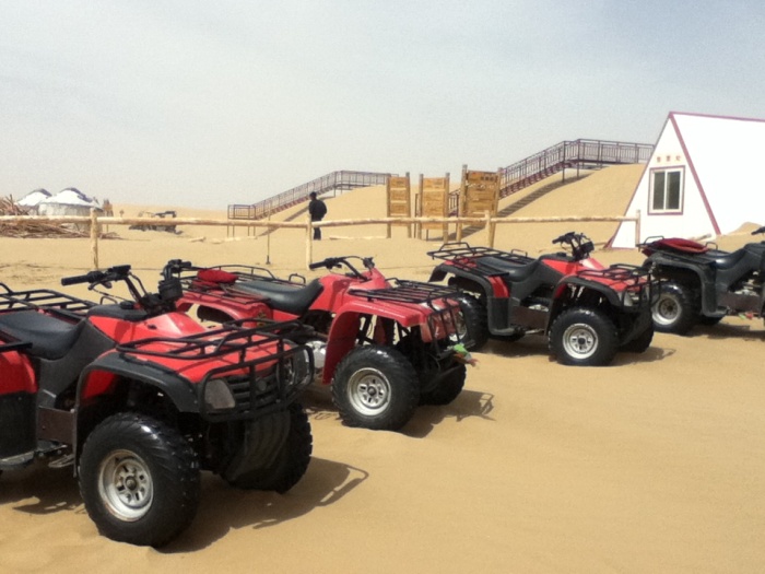 沙漠中还有各种交通工具供你选择。