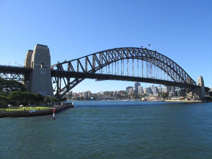 横跨悉尼港和悉尼商业中心区的悉尼大桥，与常常与悉尼歌剧院构成美景一幅。