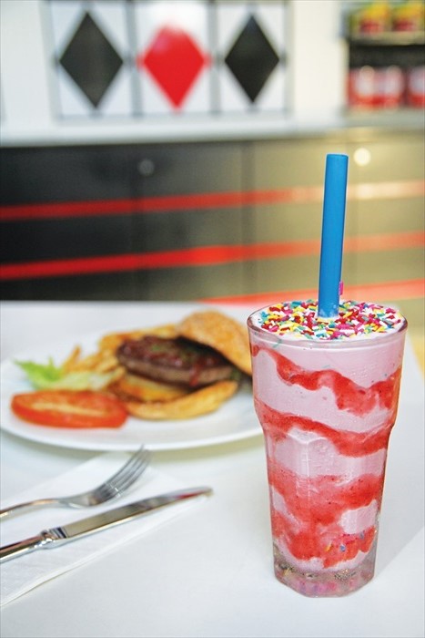 点一杯Strawberry Rainbow再加一客西式主食就是一道完整的美国饮食餐单了。
