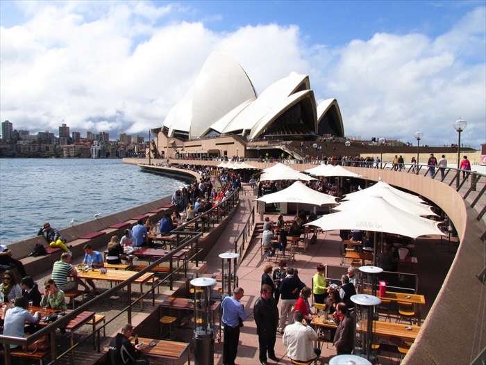 总是人来人往的悉尼歌剧院，每年可吸引约20万游客前来参观。