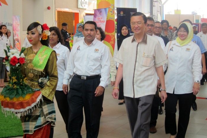 左起为文化部副秘书长，YBhg Datuk Haji Ab. Ghaffar A. Tambi，与拿督郑修强一同出席此盛事。