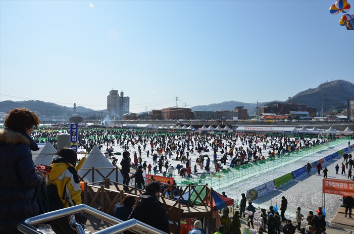 每年华川都吸引了大批游客到来“过冬”。