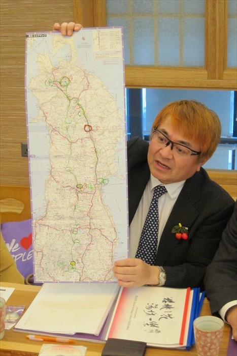 佐藤哲也展示旅游山形县的建议路线。