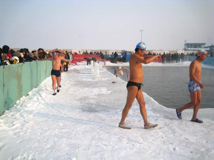 在零下几十度光着身，是冬泳健将们面临最大的挑战之一！